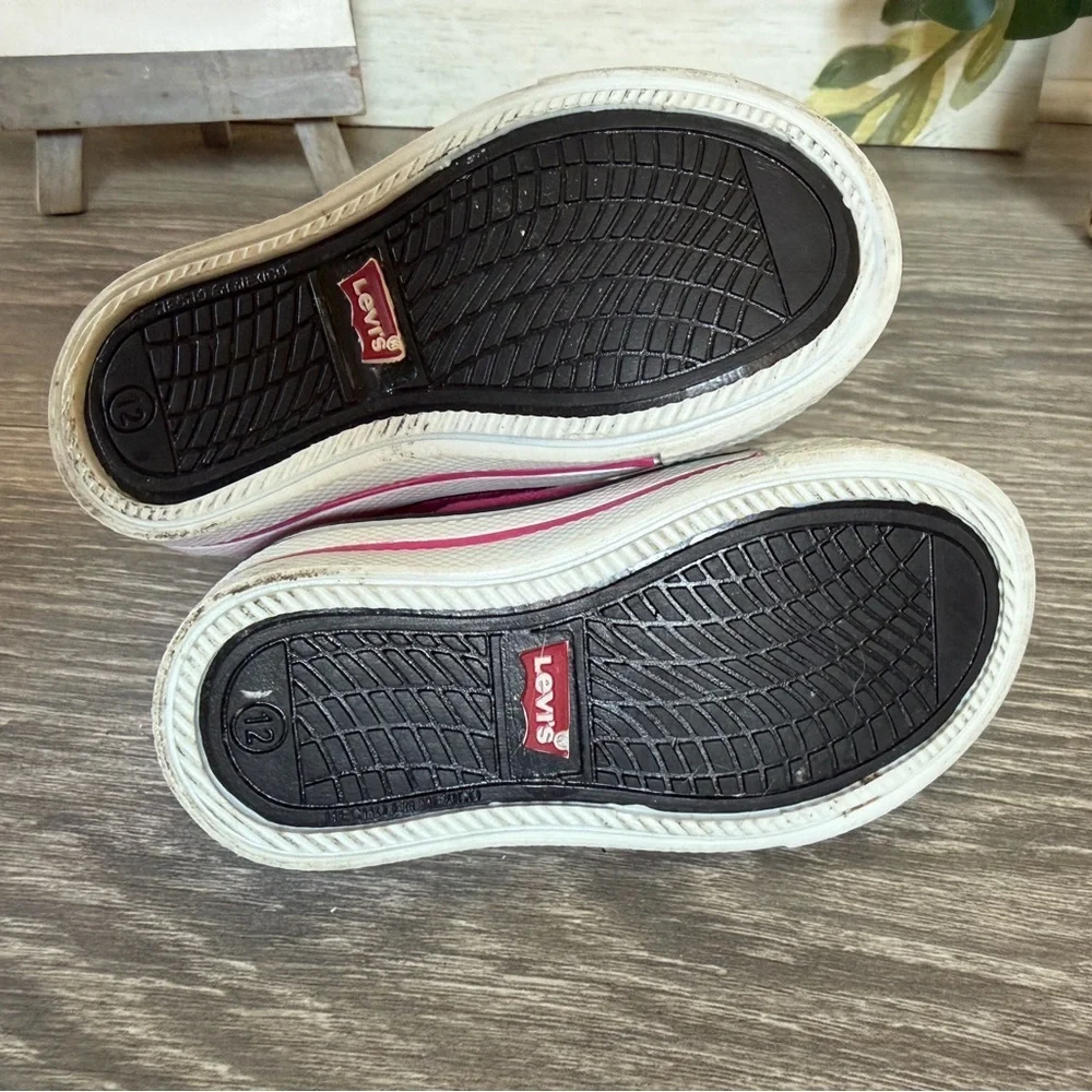 Levis bright pink